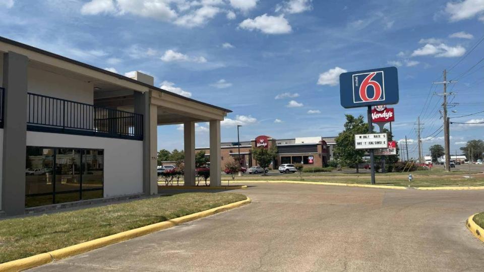 Motel 6 Cleveland Exterior photo